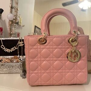 ⚠️SOLD⚠️ Pink Quilted Handbag
